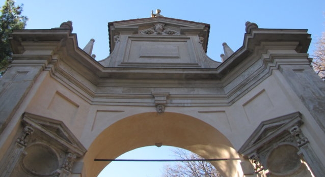 Conclusi i restauri dell'Arco di San Carlo del viale del Sacro Monte