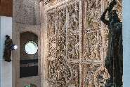 La porta del Duomo presso la Casa Museo Pogliaghi